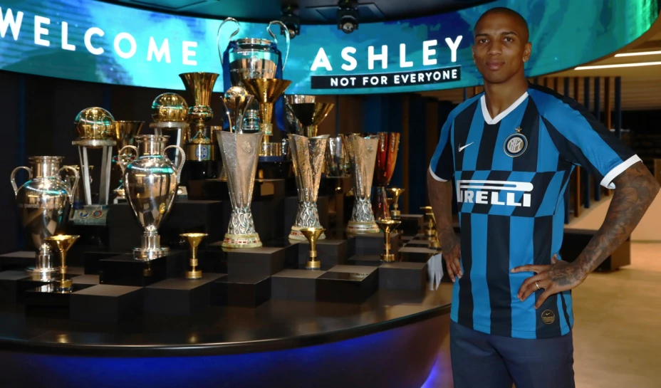 Inter de Milán contrató a Ashley Young