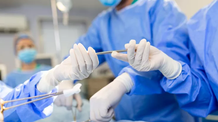 cirujano amputó dedo con ayuda de un empleado de limpieza