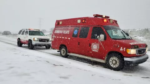 Por nevada, camión se queda varado a la altura del poblado El Cóndor