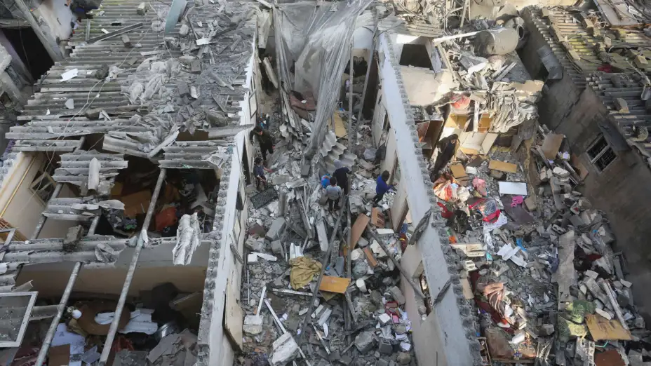 Edificios en escombros tras un ataque israelí en Rafah, Gaza.