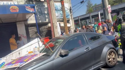 Accidente en CDMX: Auto de lujo choca contra puesto de tortas del Metro San Antonio Abad