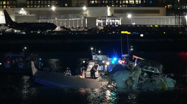 Los restos del avión de American Airlines en el río Potomac