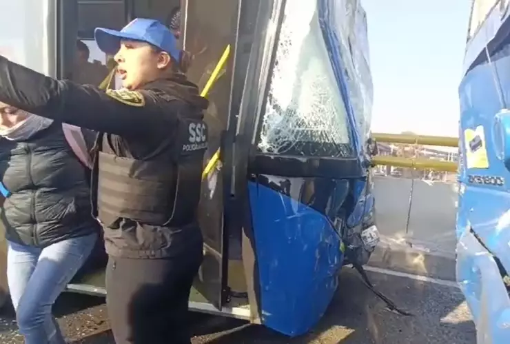 Trolebús Elevado choca en Santa Martha y deja lesionados; conductor se durmió