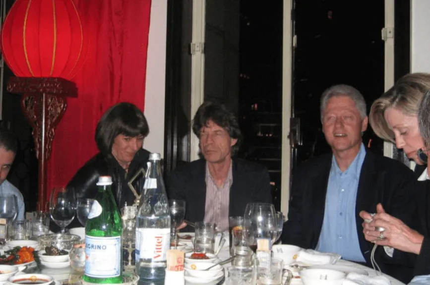 El expresidente estadounidense Bill Clinton, Mick Jagger y Ghislaine Maxwell aparecen en esta imagen publicada por el Departamento de Justicia en Washington, D.C., EE. UU., el 19 de diciembre de 2025, como parte de un nuevo conjunto de documentos de sus investigaciones sobre el difunto financista y delincuente sexual convicto Jeffrey Epstein