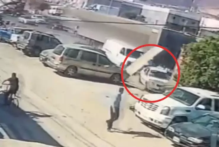 Tráiler choca con un auto sobre el bulevar 2000