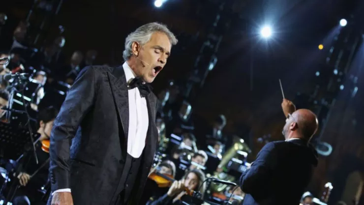 Andrea Bocelli cantando