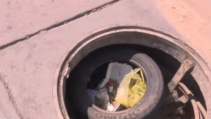 Alcantarilla y registro sin tapa en León