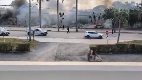 VIDEO | Avión se desploma y empuja un vehículo hacia las vías del tren; confirman 3 muertos HOY 11 de abril en Florida