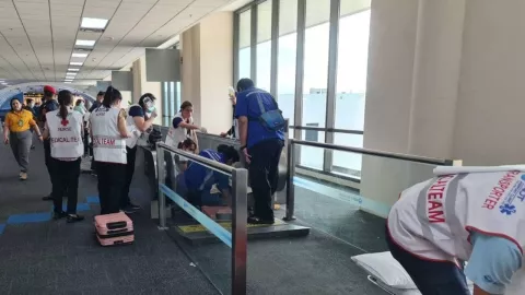 mujer pierde pierna tras quedar atorada en banda del aeropuerto