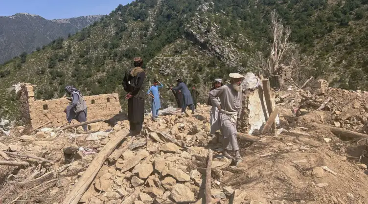 Escombros tras un ataque paquistaní en Kunar, Afganistán.