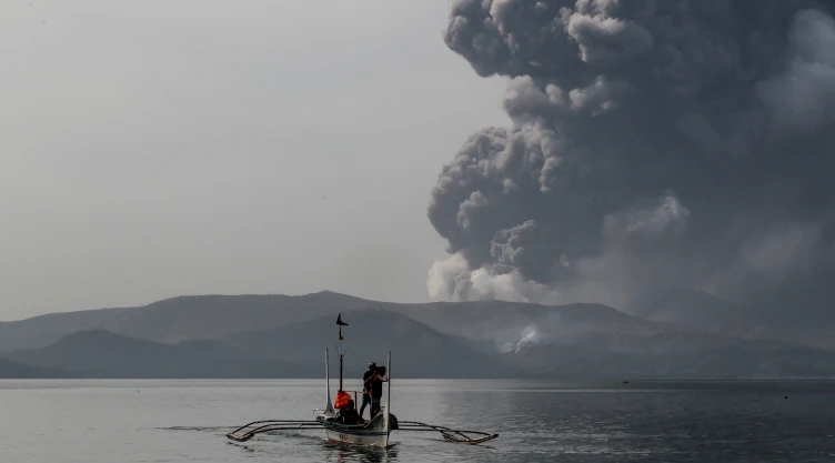 Mantienen nivel de alerta 4 en Filipinas por volcán Taal