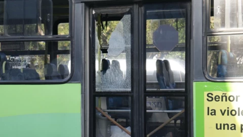 Ataque armado contra un camión de pasajeros deja a un hombre sin vida