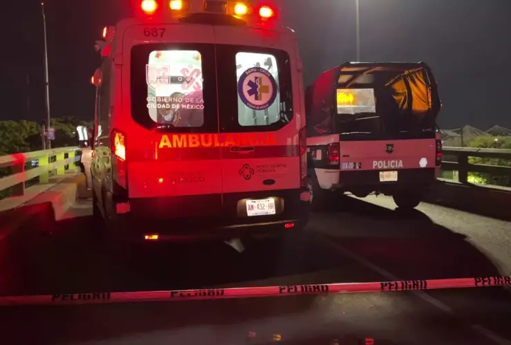 Imagen de una ambulancia y de una camioneta de la policía de la CDMX.