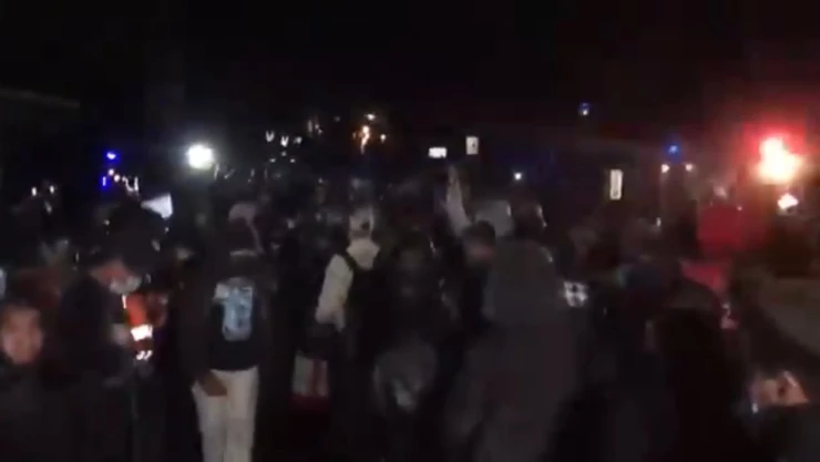 Caravana migrante rompe cerco e ingresa a Guatemala.