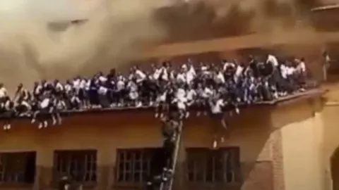 Niñas saltan del techo tras incendio en una escuela del Congo