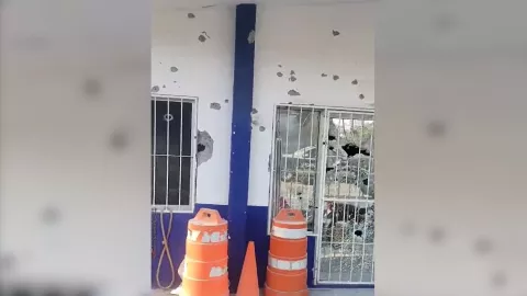 Balean caseta de policía en Culiacán