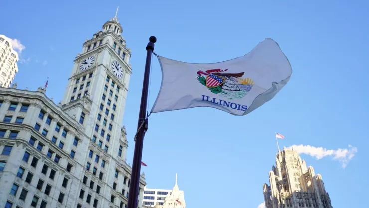 La bandera de Illinois izada en el exterior de un edificio.