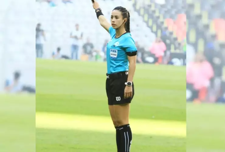 Ella es Katia García, primera mujer en arbitrar un partido de primera división en México