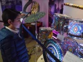 Alumno de Jules Verné School maravillado con los instrumentos que Hermes Music trajo a la Villa Juguetón