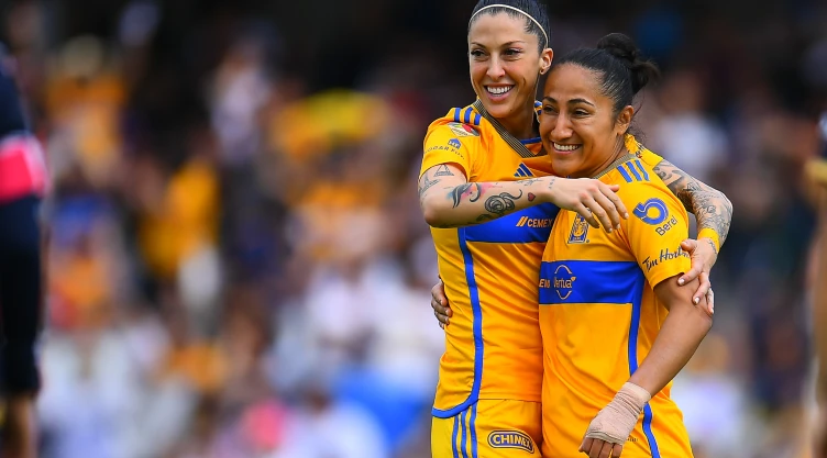 Stephany Mayor y Jennifer Hermoso festejal gol de Tigres Femenil