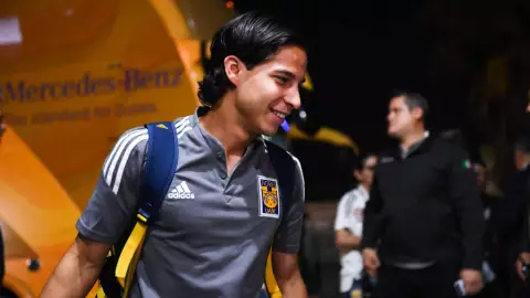Diego Lainez llegando con los Tigres