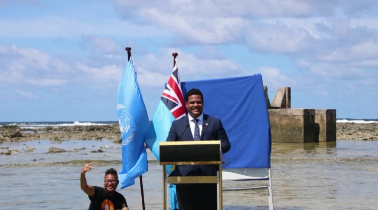 Ministro_de_Tuvalu_COP26_mar.jpg