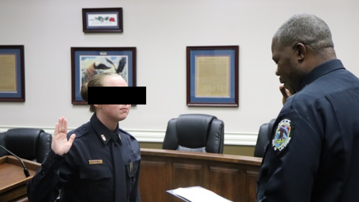 Mujer policía tiene relaciones dentro de comisaría con seis compañeros