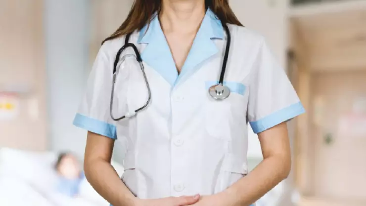 enfermera amputa pie a apaciente