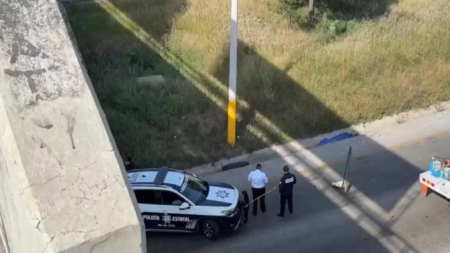 Hombre se avienta del puente de Camino Real hoy 26 noviembre 2025