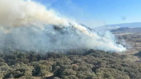 La Secretaría de Medio Ambiente de Jalisco informó que continúa la alerta atmosférica por el intenso incendio forestal que se registra en la entidad.