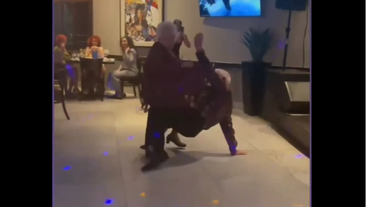 Pareja de ancianos “perrean” hasta el suelo