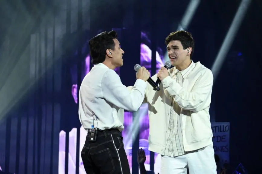 En una emocionante batalla musical, Julio Ávila y Jessy Portillo se enfrentaron en la semifinal de La Academia 2024 con una interpretación del icónico tema “Querida”, uno de los mayores éxitos de Juan Gabriel. Desde el momento en que subieron al escenario, la química entre ellos fue palpable, creando una explosión de energía que cautivó al público. Sin embargo, las críticas no tardaron en llegar, y el crítico de hierro expresó su descontento, calificando la actuación como una “agonía” y señalando la inseguridad de Julio, a quien consideró “lo menos peor” en comparación con Jessy.