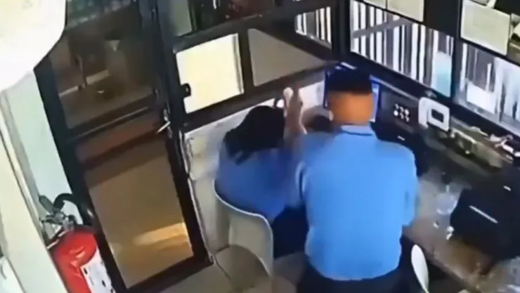 Guardia de seguridad agrede a compañera con casco