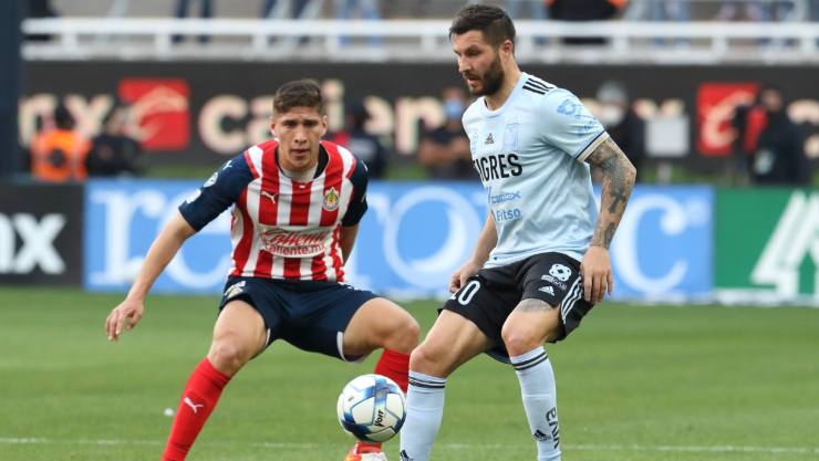 Andr&eacute;-Pierre Gignac en un juego de Chivas vs Tigres