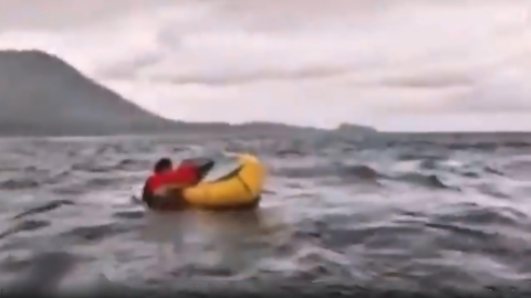 joven es tragado por una ballena