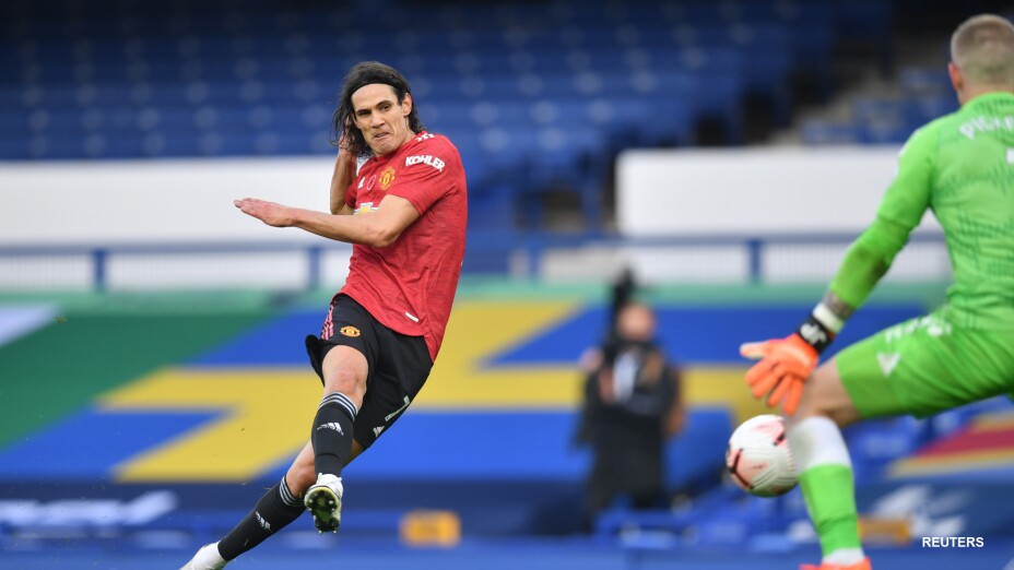 Edison Cavani anota su primer gol