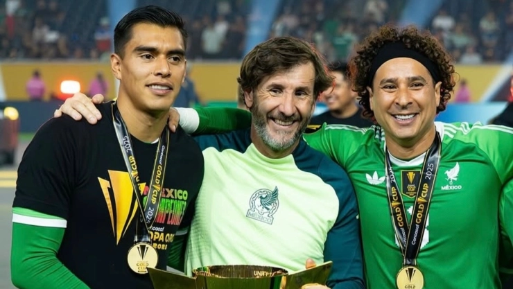 Raúl Rangel y Memo Ochoa tras ganar la Copa Oro