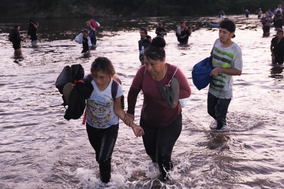 Muy temprano migrantes centroamericanos cruzaron de Guatemala hacia México por el cauce del río Suchiate