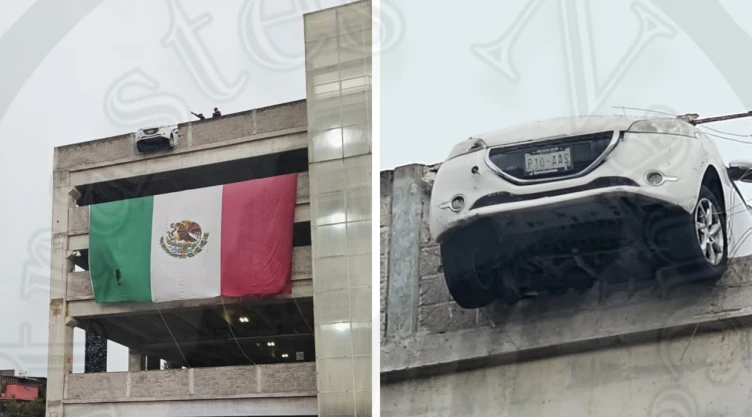 auto a punto de caer en estacionamiento de Naucalpan
