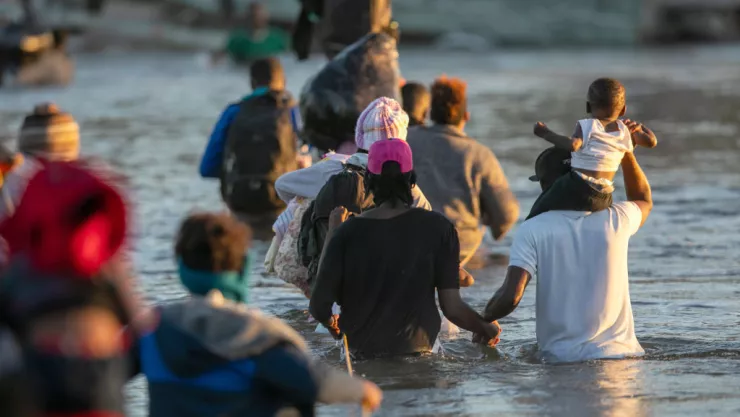 Biden promete consecuencias por latigazos contra migrantes en Texas