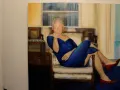 Una pintura del expresidente estadounidense Bill Clinton con un vestido se exhibe dentro de la casa de Manhattan de Jeffrey Epstein en esta imagen del patrimonio del difunto financiero y delincuente sexual convicto Jeffrey Epstein