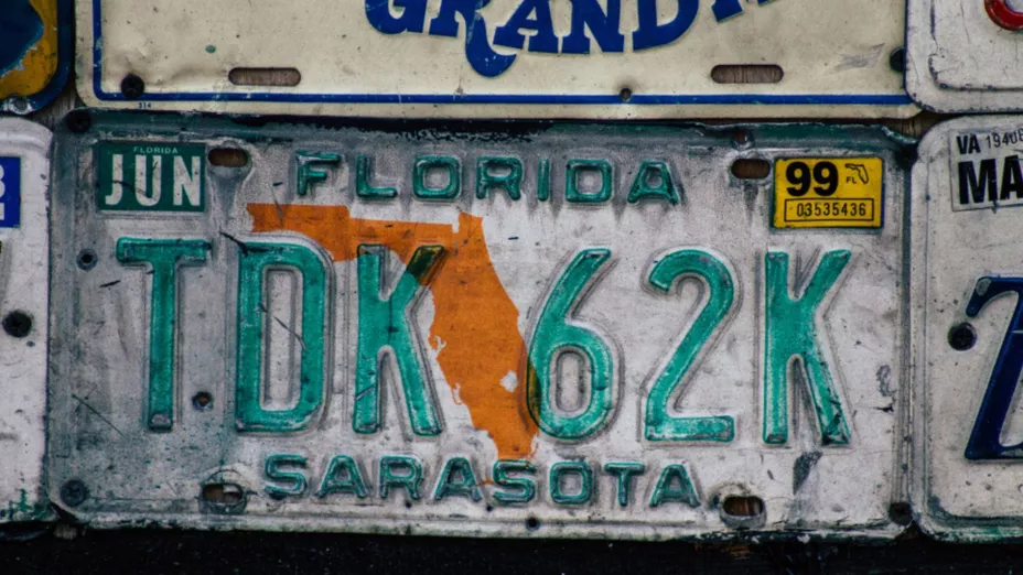 Una placa de Florida que está sucia.