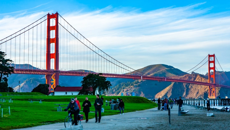 El Golden Gate con personas caminando y en bicicleta alrededor