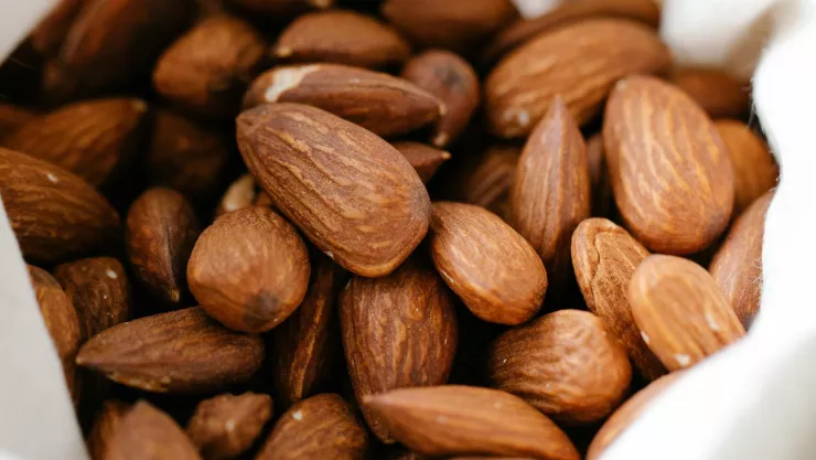 Una bolsa llena de almendras frescas