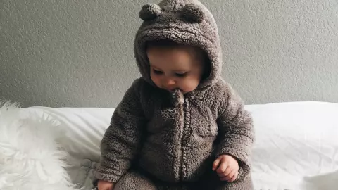 Bebé se escapa de la guardería; tiene 18 meses de edad
