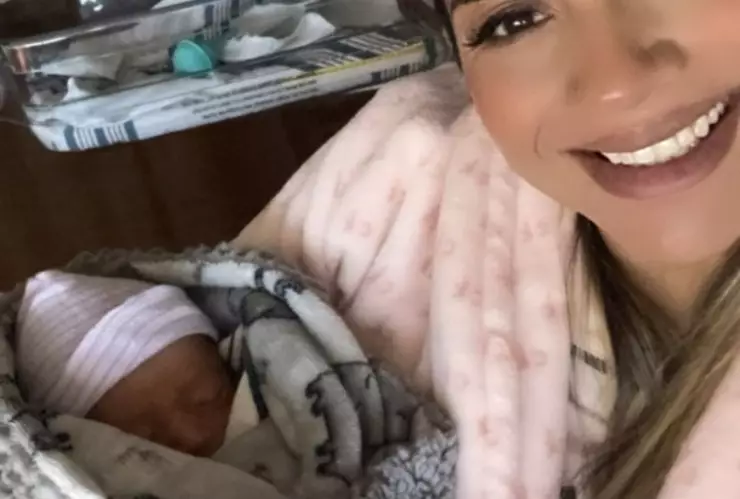 Zudy cargando a Lían.