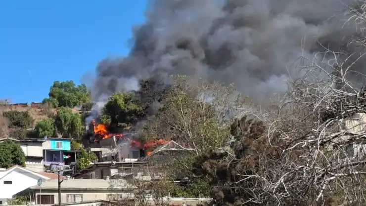 Incendio en al colonia Jardín deja afectaciones en casas de Tijuana