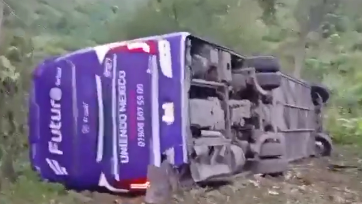 Autobús de pasajeros de la línea Futura que cayó a un barranco en Tlanchinol, Hidalgo.