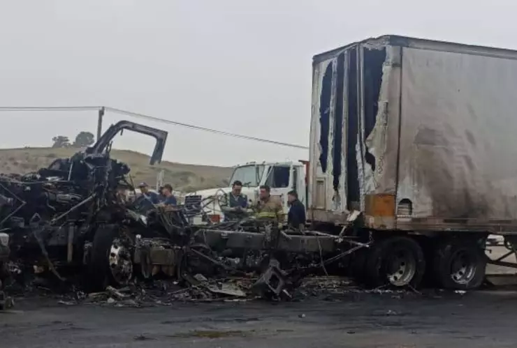 Arde tráiler en Cuesta Blanca, carretera Tijuana-Rosarito