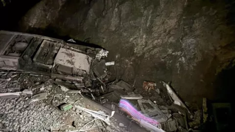 Revelan FUERTES IMÁGENES del descarrilamiento de trenes que dejó 39 muertos